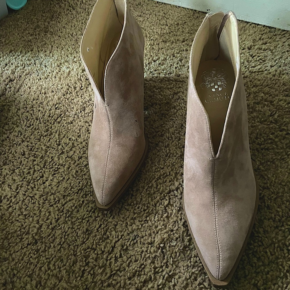 Vince Camuto Womens  Beige Suede Ankle Bootie Boots Zip T 9.5 M VC-GINSEL